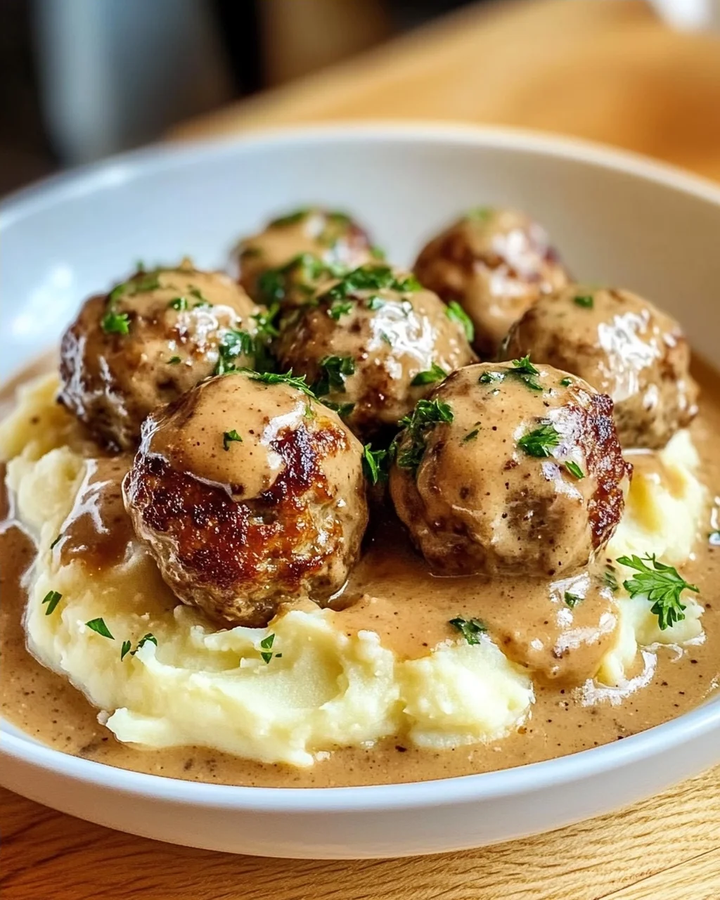 Saftige Hackbällchen in Rahmsauce & cremigem Kartoffelpüree